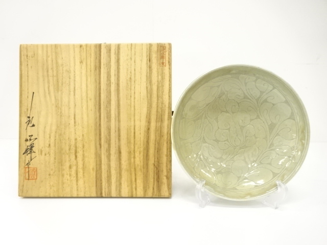 Flat bowl, celadon and flower arabesque, Goryeo celadon